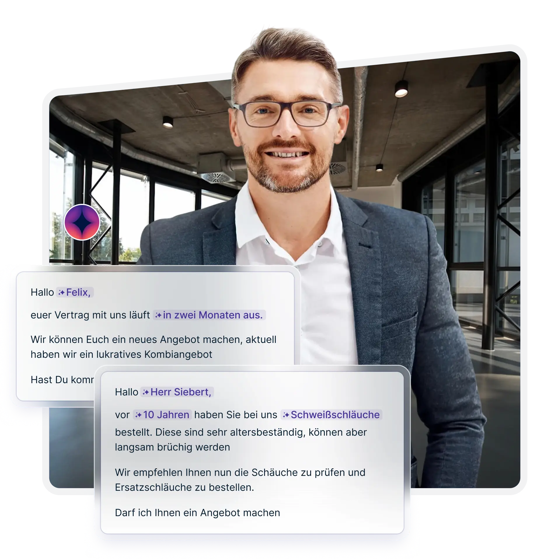 Ein lächelnder Mann mit Brille und Anzug in einem modernen Büro, hinter zwei überlagerten Textnachrichtenfenstern.