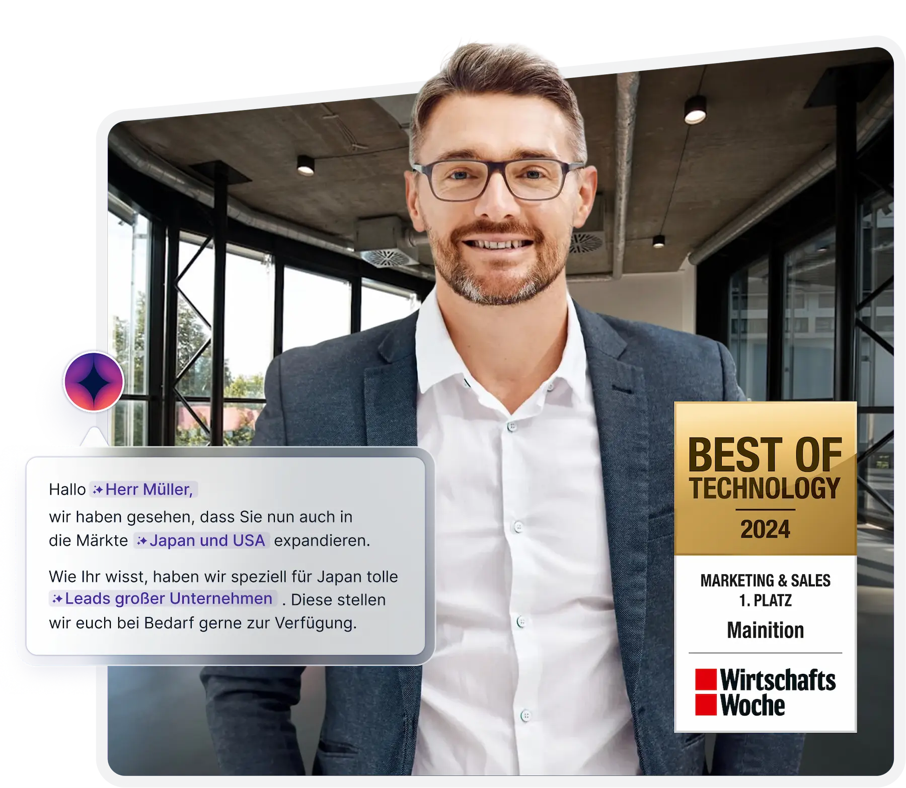 Lächelnder Mann mit Brille und Sakko in einem Bürogebäude neben einer Auszeichnung "Best of Technology 2024, Marketing & Sales 1. Platz Mainition" der WirtschaftsWoche und einem Textfeld mit personalisierter Ansprache auf Deutsch.
