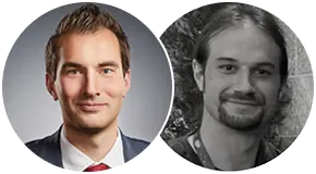 Zwei Männer, einer in einem Anzug mit Krawatte und der andere mit Bart und langerem Haar, fotografiert vor einem neutralen und einem natürlichen Hintergrund.