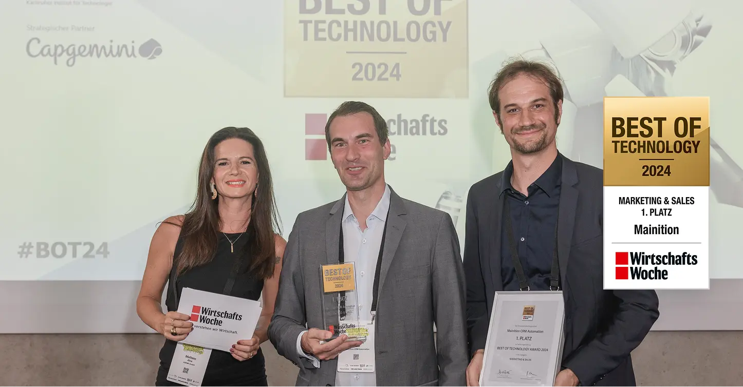 Drei Personen halten Auszeichnungen für Marketing & Sales, 1. Platz beim Best of Technology Award 2024 von WirtschaftsWoche.