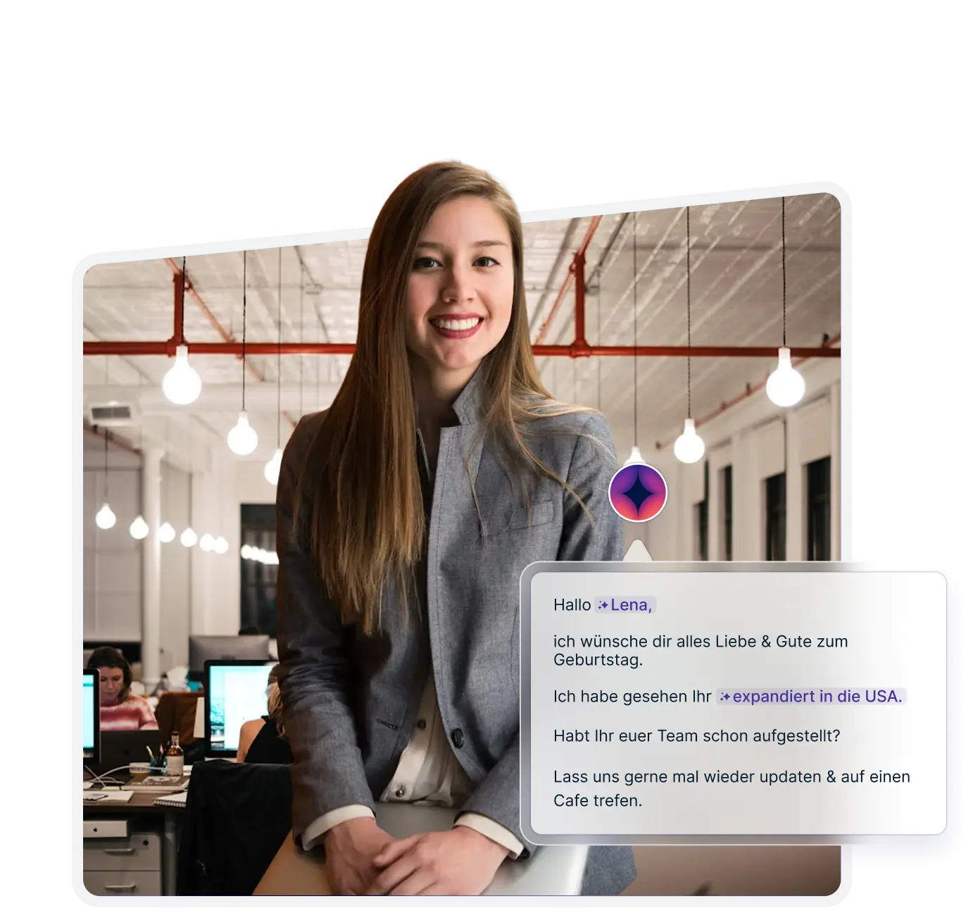 Junge Frau mit grauem Blazer lächelt im modernen Büro mit hängenden Lampen, daneben ein eingeblendeter Nachrichtentext auf Deutsch.