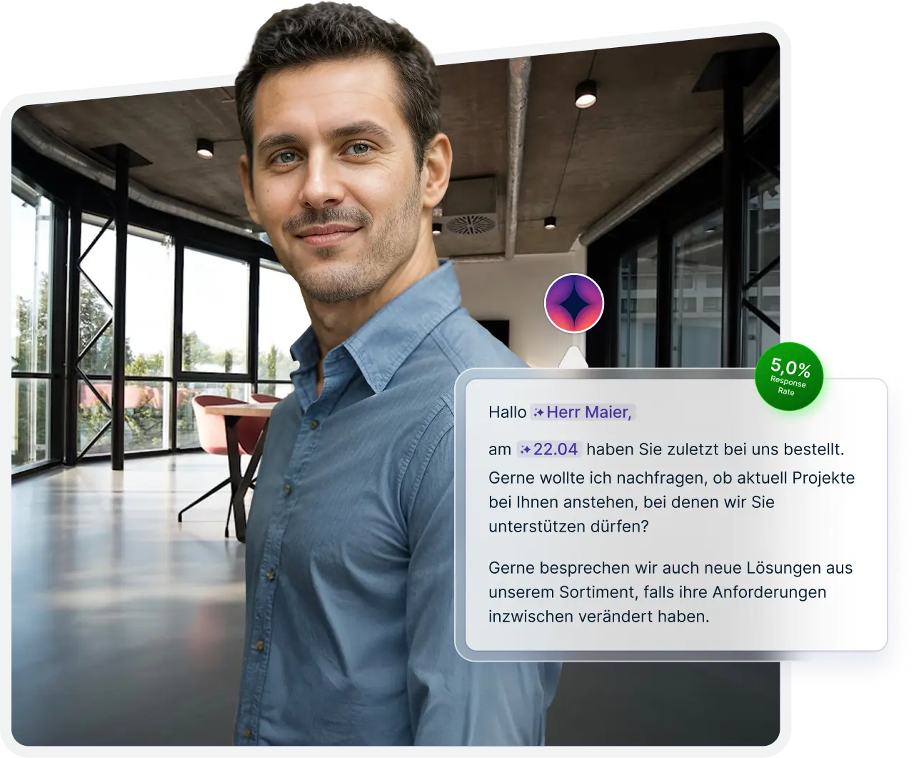 Mann in blauem Hemd steht in modernem Büro mit großen Fenstern und lächelt, daneben eine Nachricht mit Kundendaten und 5 % Antwortquote.