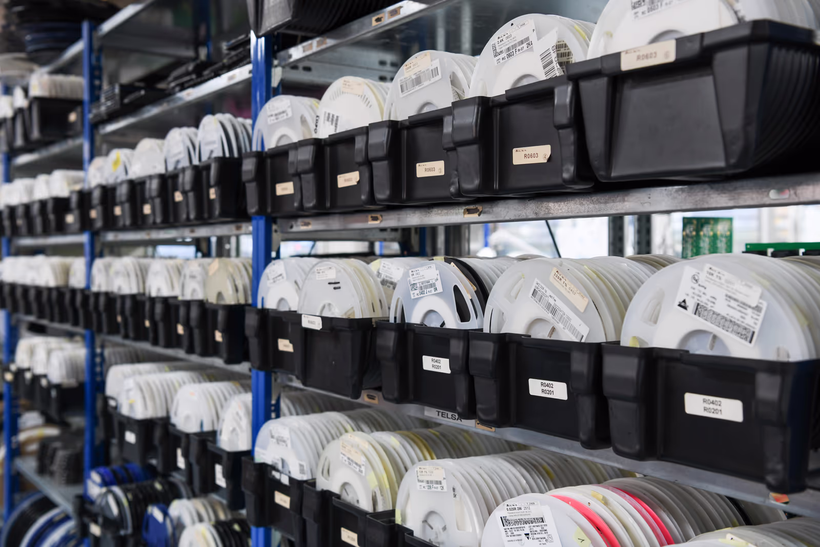 Des étagères remplies de composants