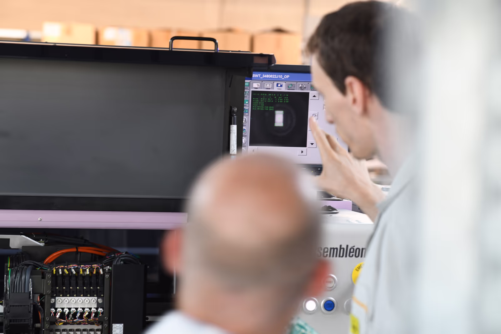 Un employé explique l'utilisation d'une machine