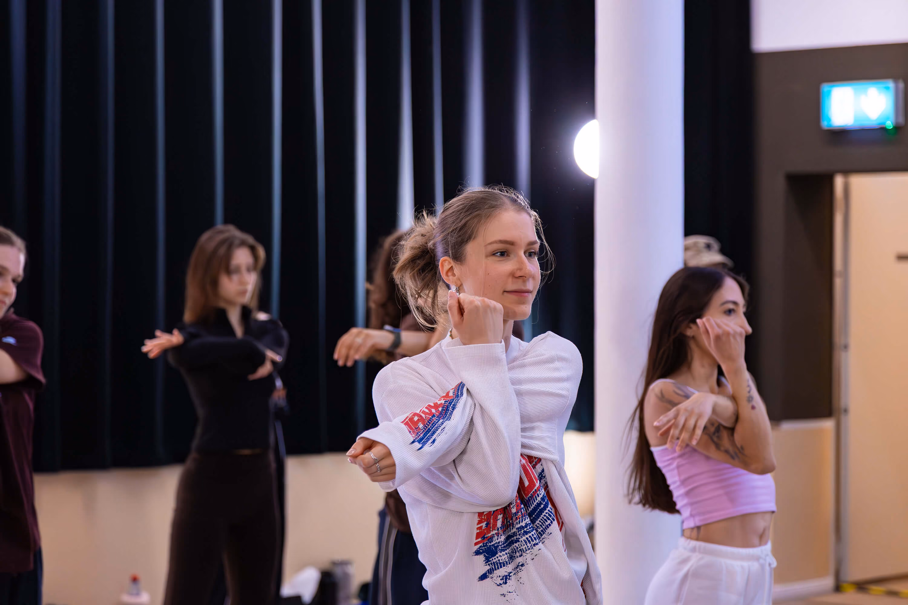 Junge Tänzerinnen trainieren in der Tanzschule The Base Erfurt und führen gemeinsam Armbewegungen aus.
