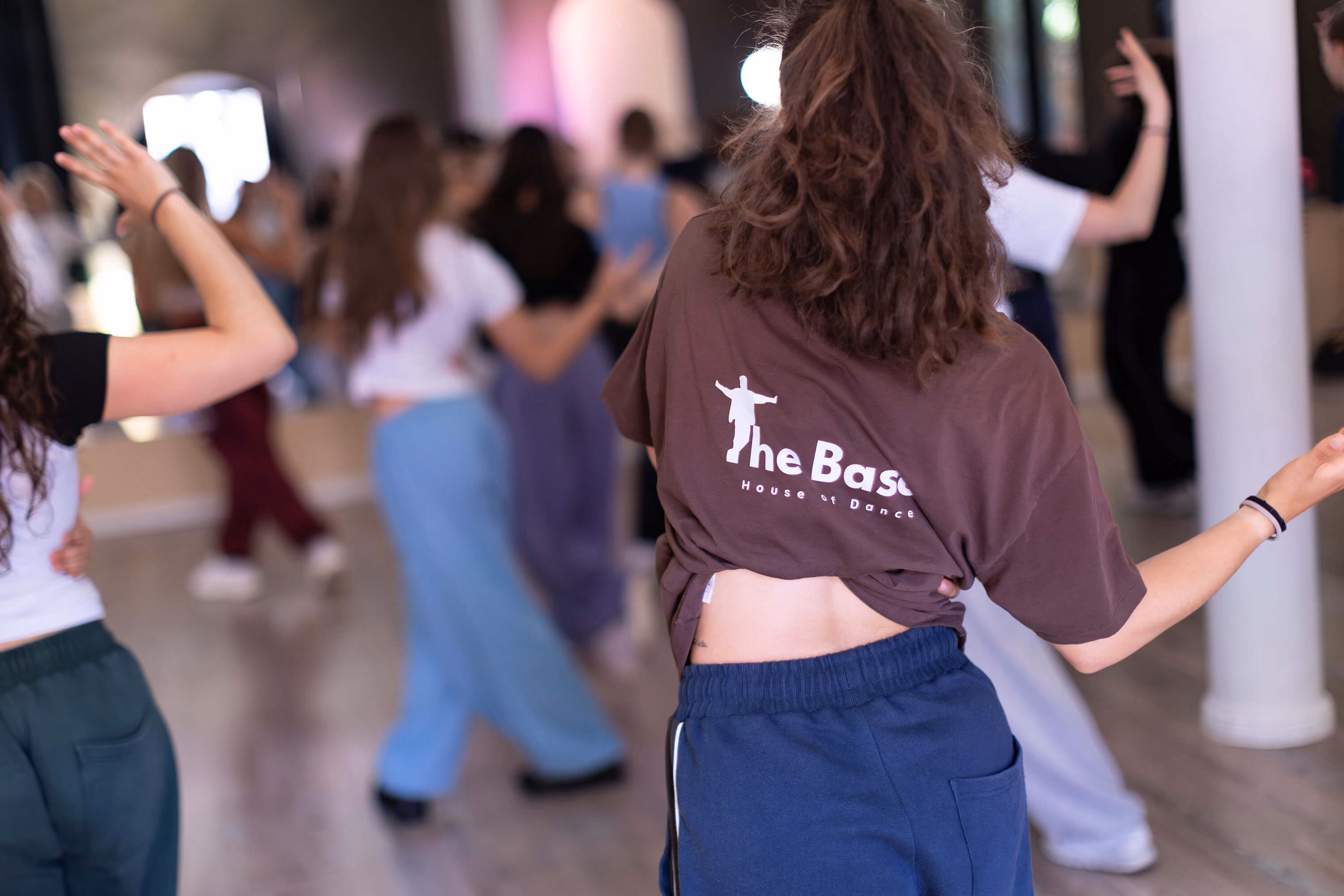 Gruppe beim Choreografie-Training in der Tanzschule The Base Erfurt, im Fokus eine Person im The-Base-Shirt.