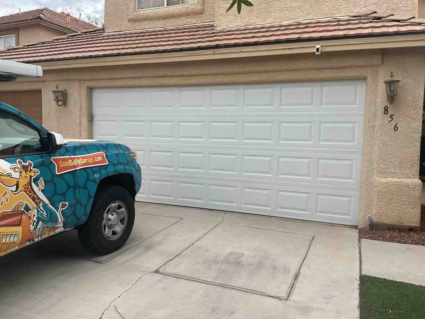 local licensed garage door company Las Vegas home with stylish garage door - benefits of choosing a local licensed garage
