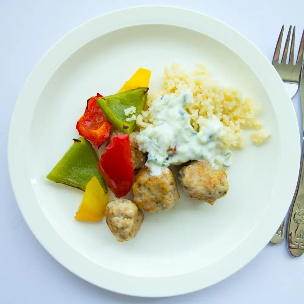 Kyllingboller med couscous, paprika og tsatziki