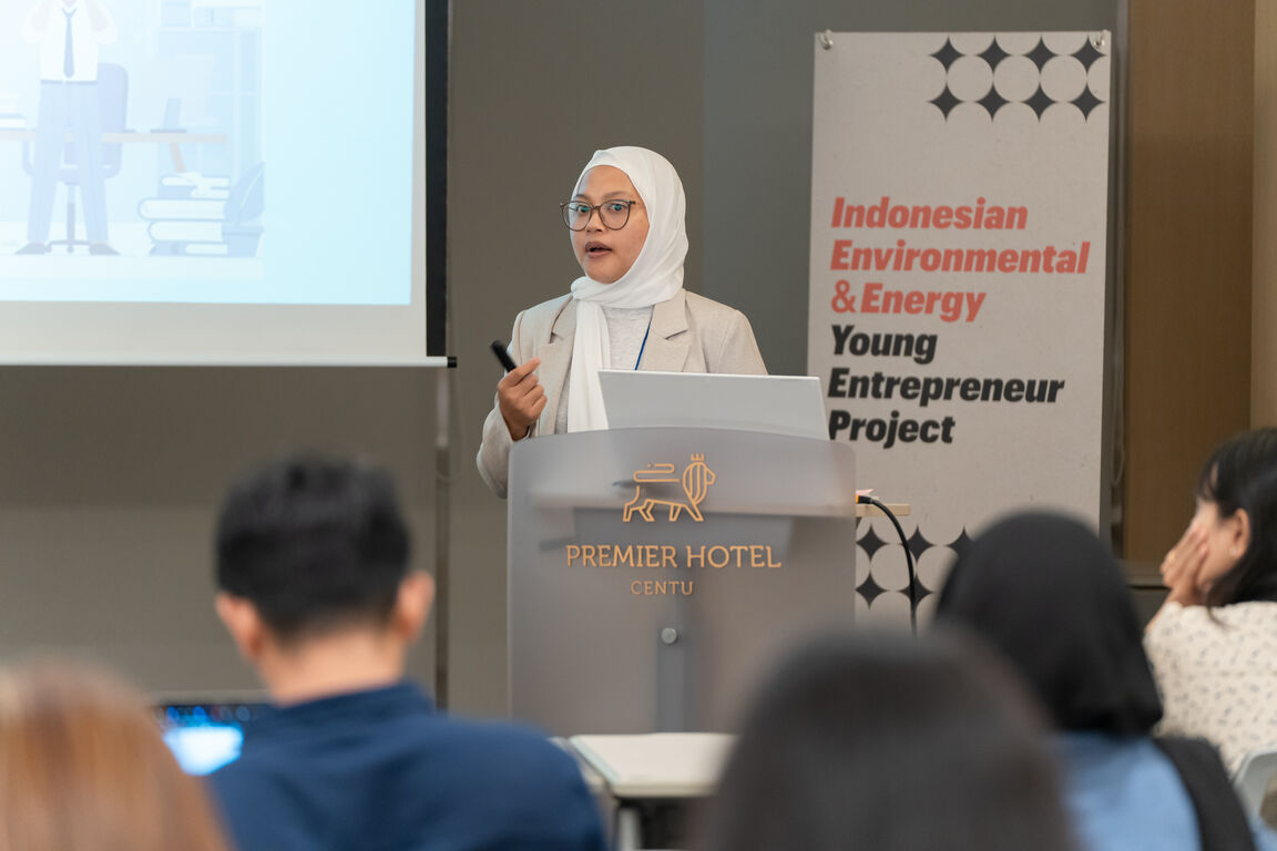 A participant presenting at Indonesia’s Environmental & Energy Young Entrepreneur Project