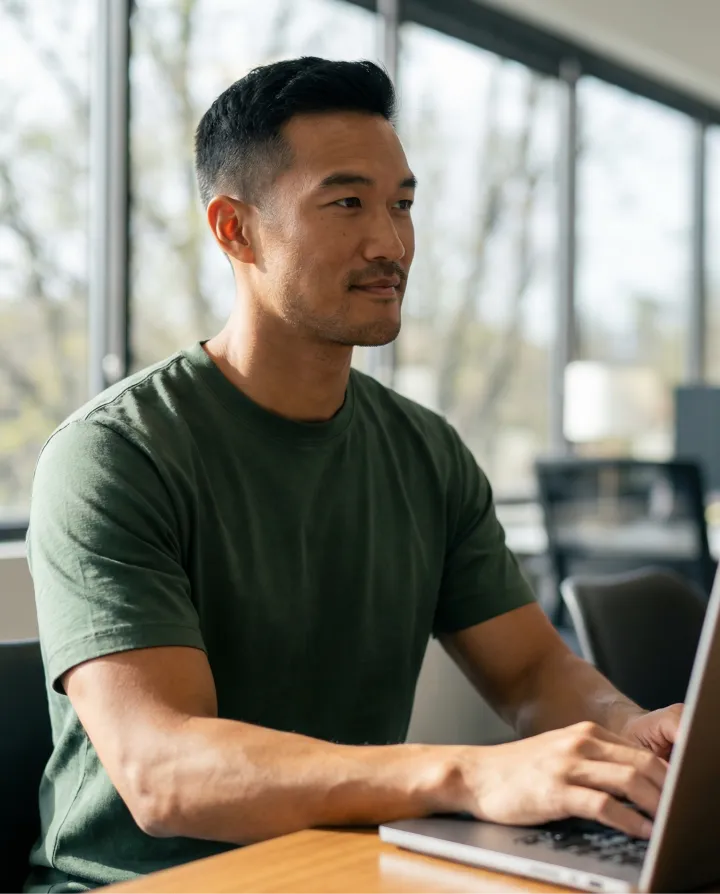 Growth marketer using a laptop.