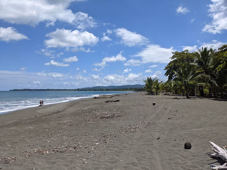 Pláž Platanares na poloostrově Osa v blízkosti Puerto Jimenez