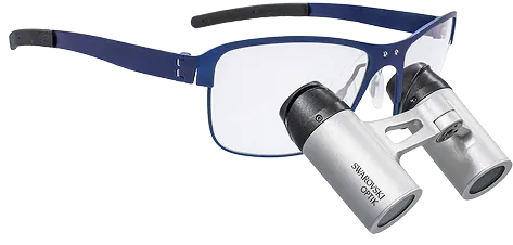 Modré obruby brýlí s připevněnými lupami Swarovski Optik.