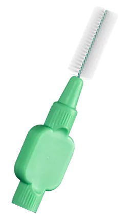 Zelený čistič mezizubních prostor s malým štětečkem na konci.