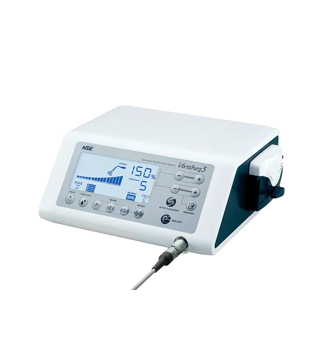 Lékařské zařízení NSK VarioSurg 3 s displejem a připojenou chirurgickou špičkou.