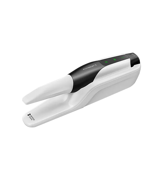 Bílý a černý laboratorní přístroj Primescan 2 od společnosti Sirona přístroj typický pro digitální stomatologické skenování.