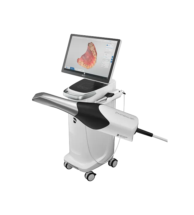 Digitální zubní skener Primescan s obrazovkou zobrazující 3D model horní čelisti s rohovinou a zuby.