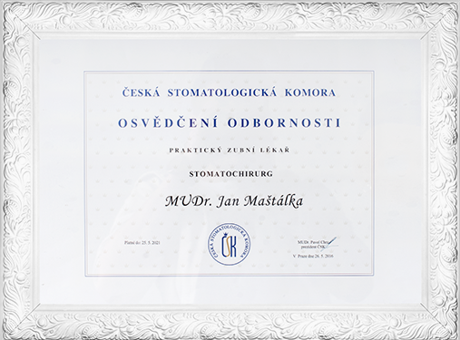 Osvědčení odbornosti MUDr. Jan Mašťálka od České stomatologické komory za praktického zubního lékaře a stomatochirurga, v ozdobném bílém rámu.