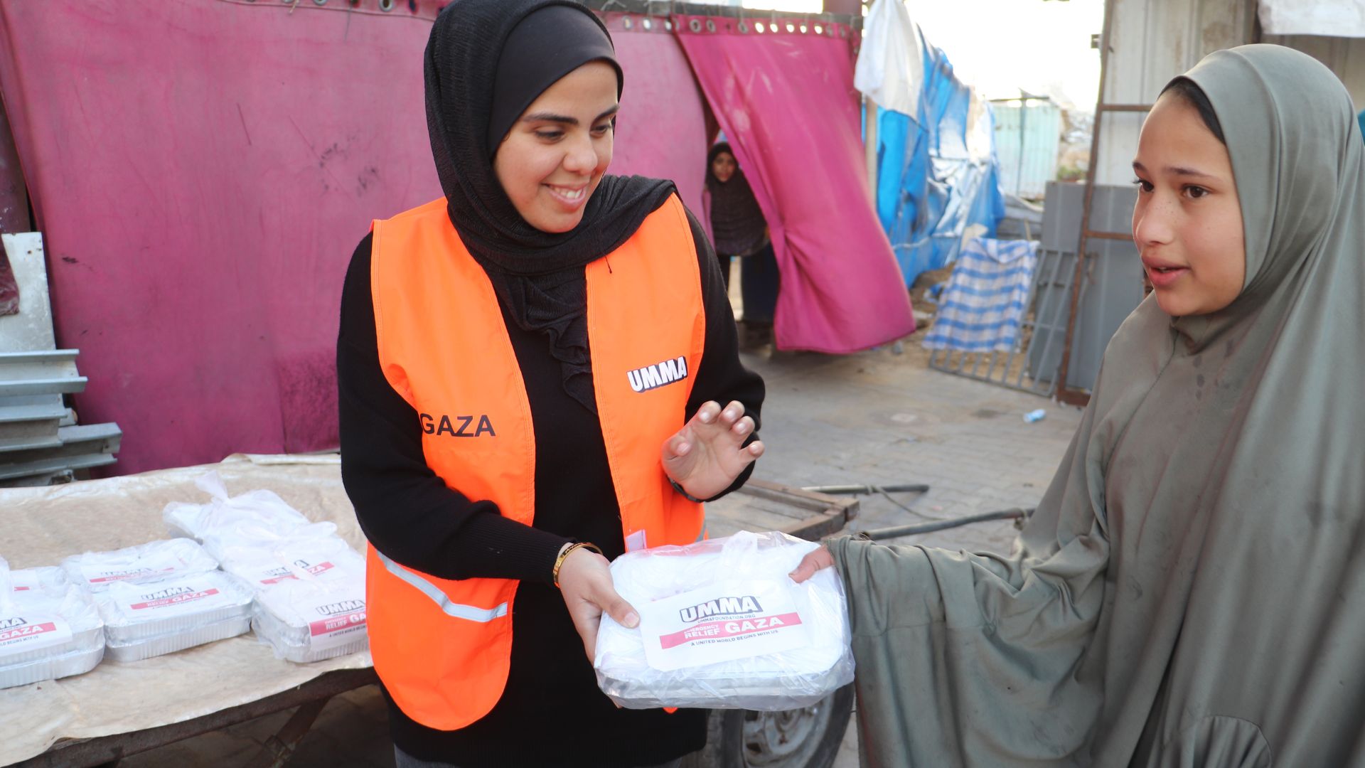 Umma volunteer giving meal in Gaza
