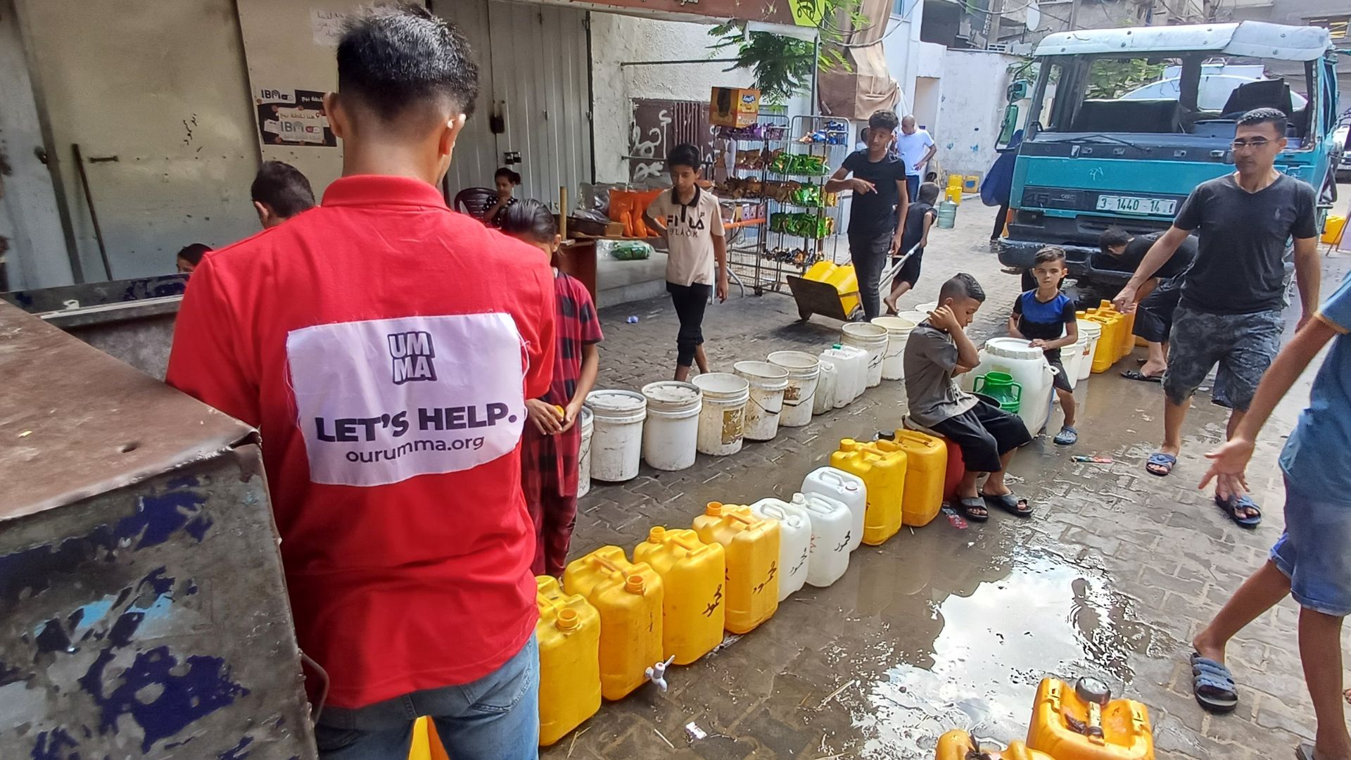 Umma Foundation distributes clean water in Gaza