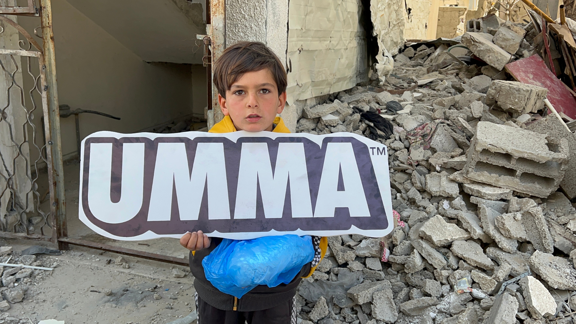 children holding umma banner