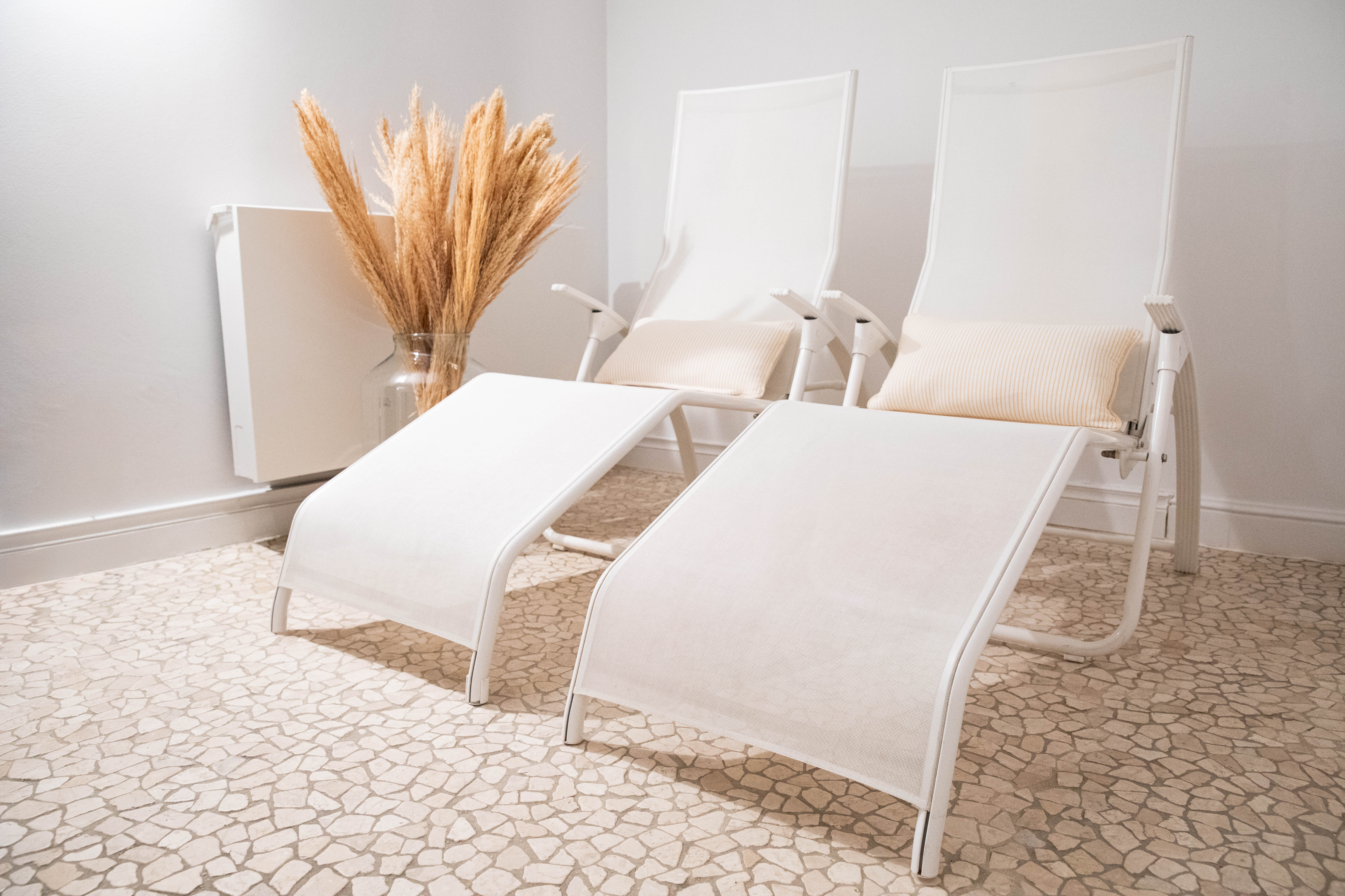 Mensen lopen en winkelen voor een modern winkelcentrum met een ingang gemarkeerd 'shopping' op een zonnige dag.