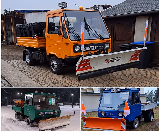 Drei kleine Nutzfahrzeuge mit Schneepflügen, orange, grün und blau, jeweils vor Gebäuden oder auf gepflastertem Untergrund.