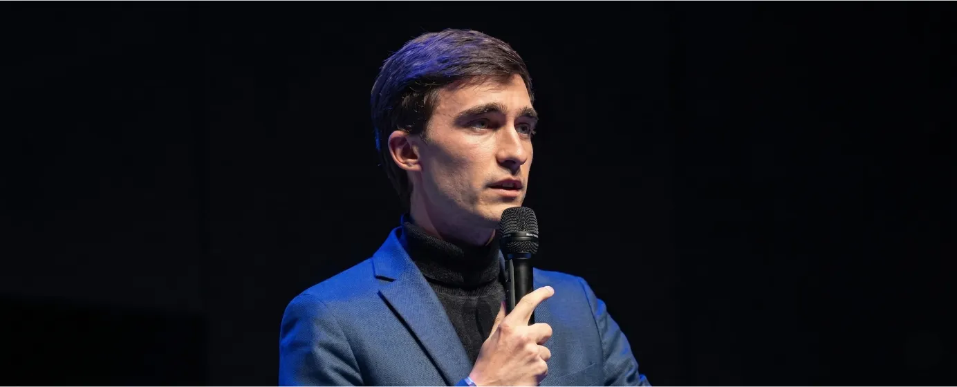 Une personne tape au clavier d'un ordinateur portable affichant la page d'accueil d'OpenAI présentant ChatGPT.