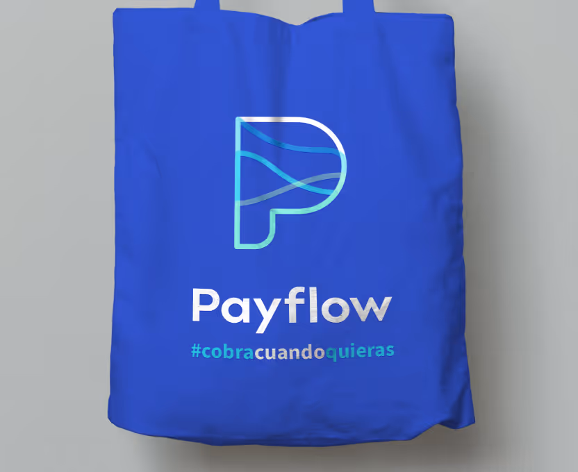 Blue tote bag with the Payflow logo and the hashtag #cobracuandoquieras printed on it.