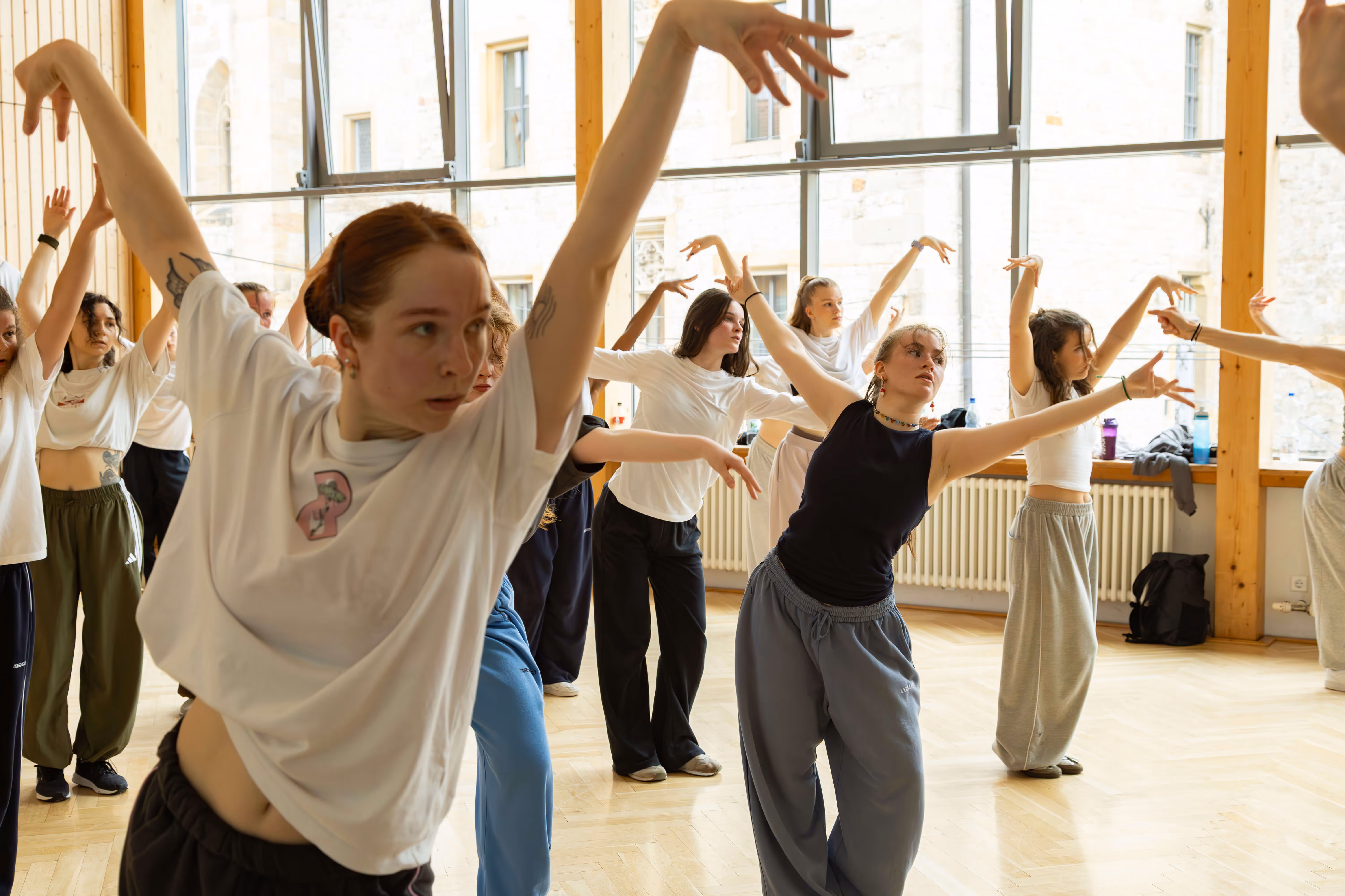 Gruppentraining im Tanzkurs Contemporarye bei The Base. - House of Dance