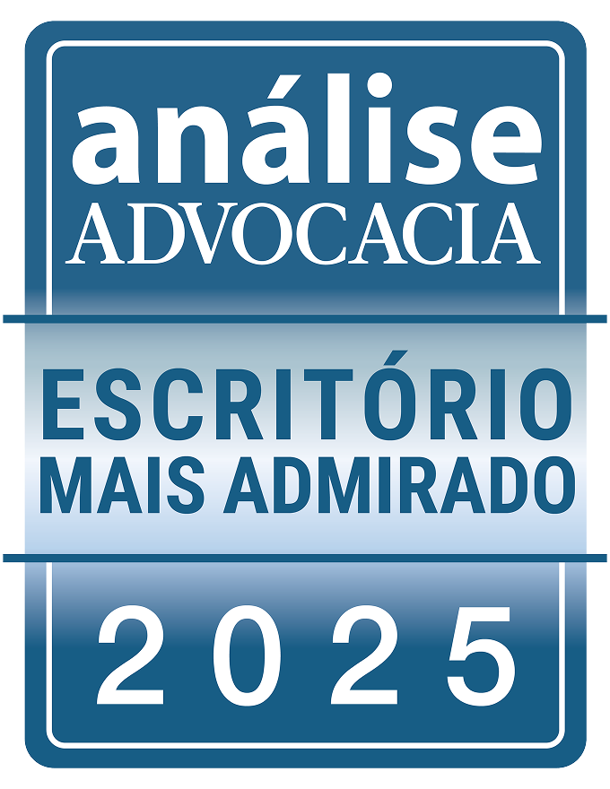 Selo com os textos ‘análise ADVOCACIA’, ‘ESCRITÓRIO MAIS ADMIRADO’ e ‘2025’ em fundo azul degradê.