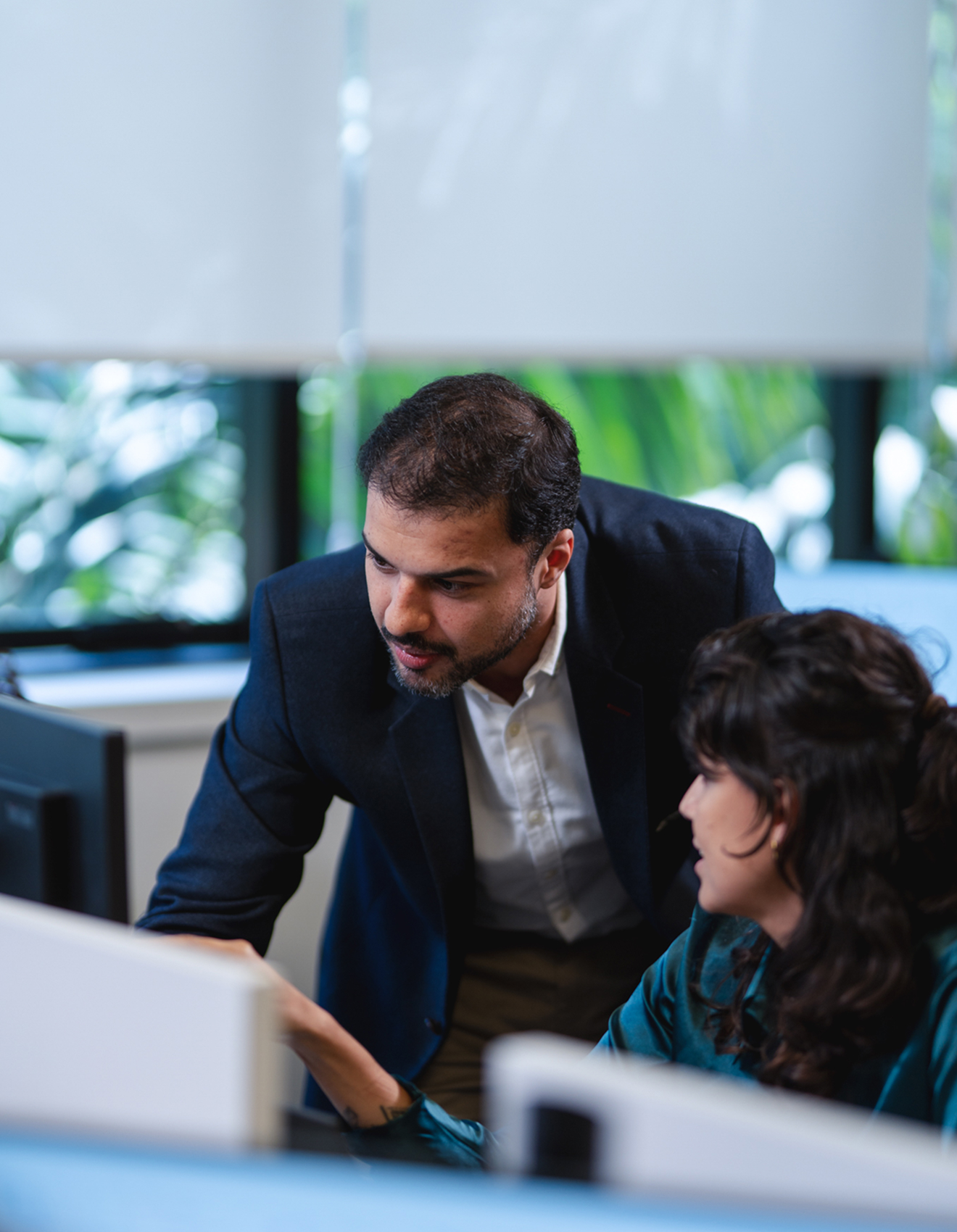 homem e mulher trabalhando juntos em frente ao computador