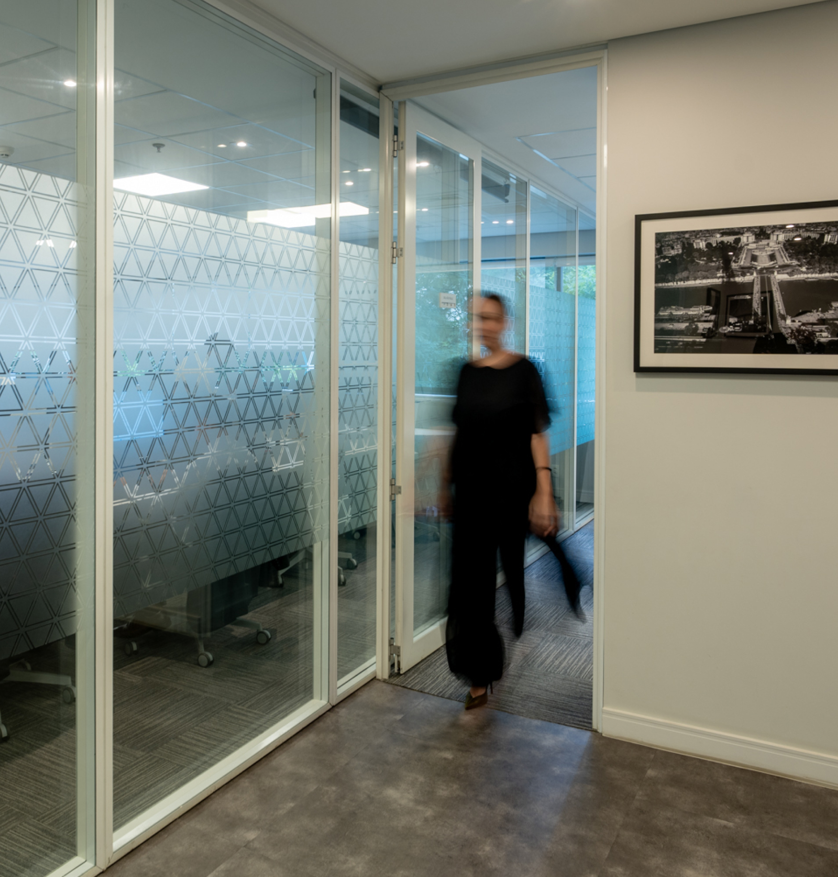 Colaborador caminhando através de uma porta no escritório.