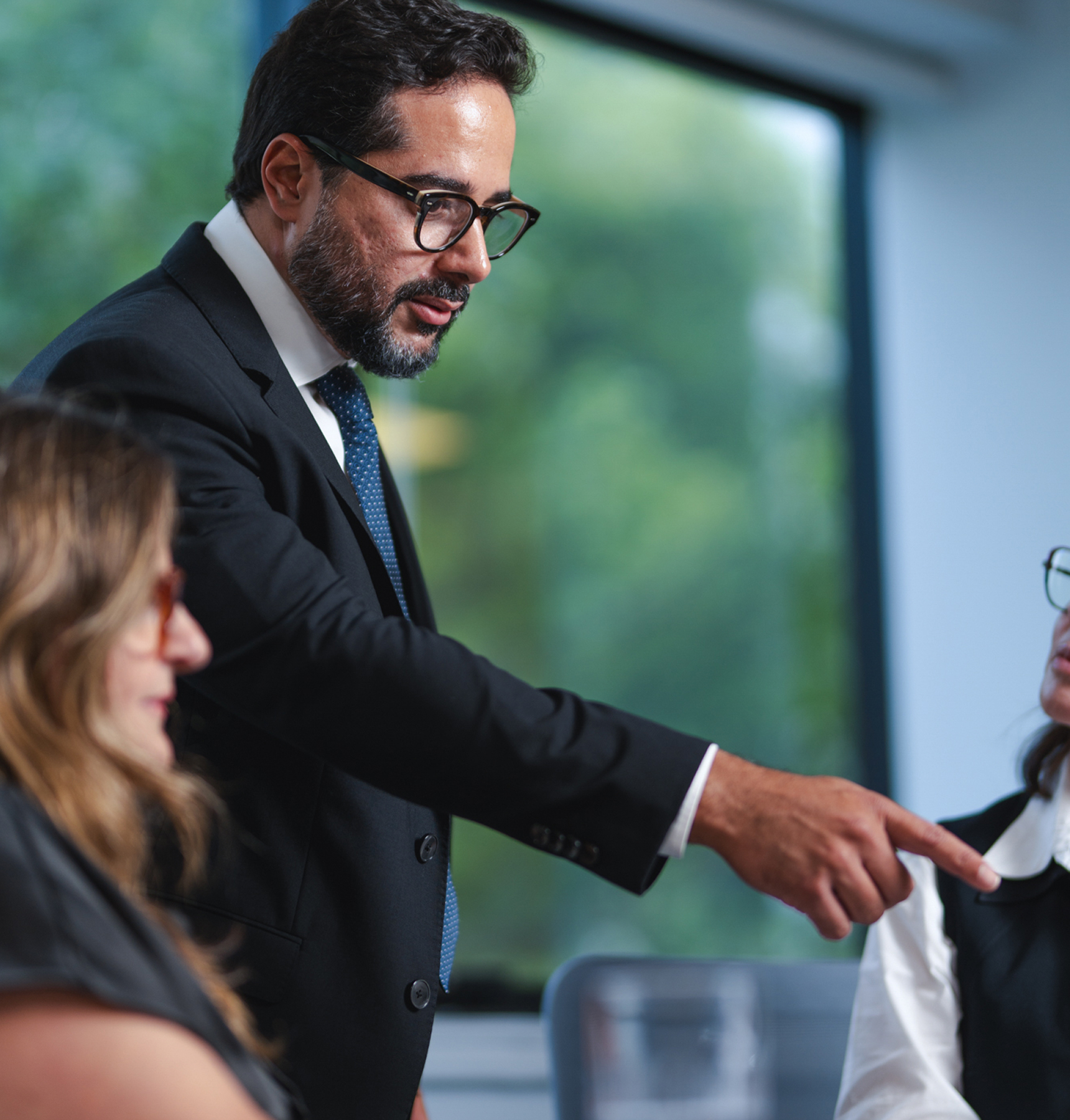 Dupla trabalhando no computador