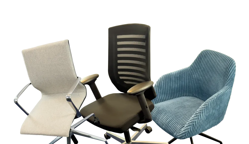 Drie bureaustoelen: een beige stoffen stoel met metalen armleuningen, een zwarte ergonomische meshstoel met verstelbare armleuningen, en een blauwe gestoffeerde stoel met geribbelde zitting en afgeronde armleuningen.