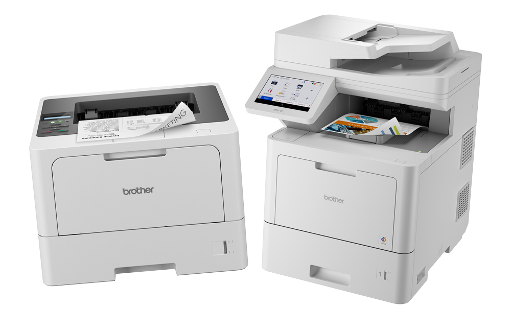 Twee Brother-kantoorprinters naast elkaar: één compacte zwart-wit laserprinter met papieruitvoer en één grotere multifunctionele kleurenprinter met touchscreen en afgedrukte kleuren documenten.