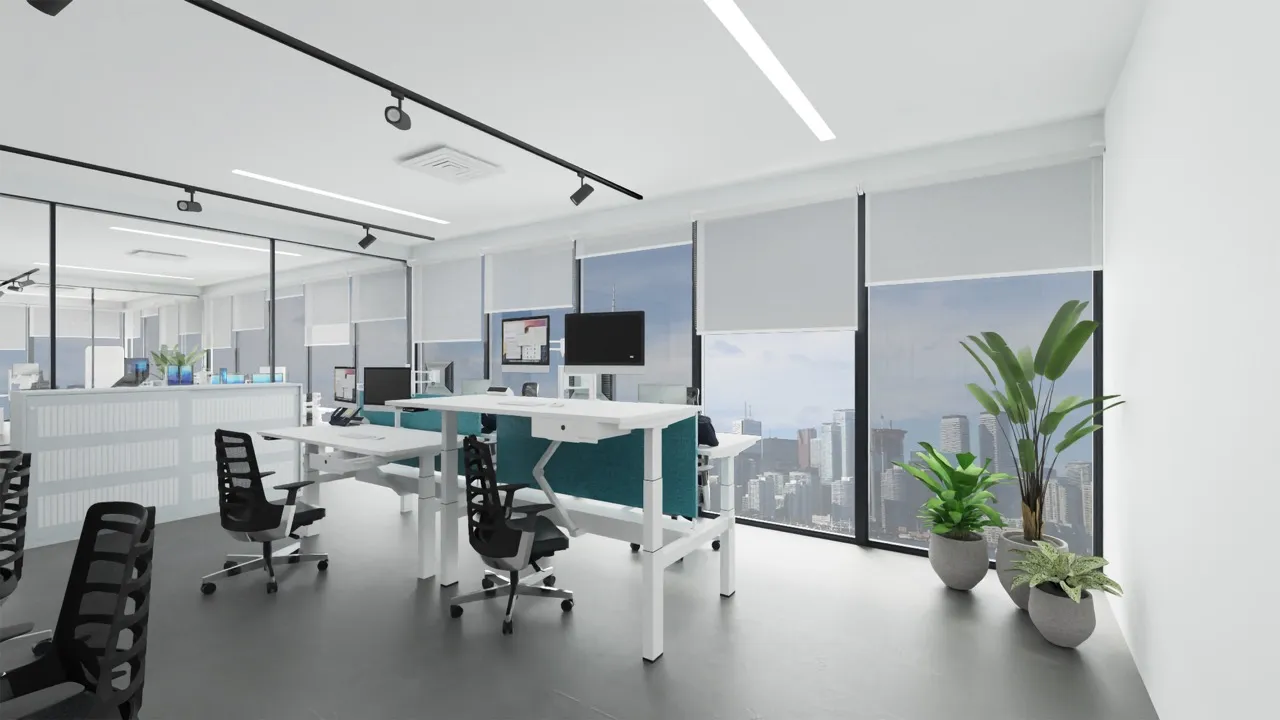 Modern kantoor met witte bureaus, zwarte bureaustoelen, grote ramen met uitzicht op de stads Skyline en drie planten in pot in de hoek.
