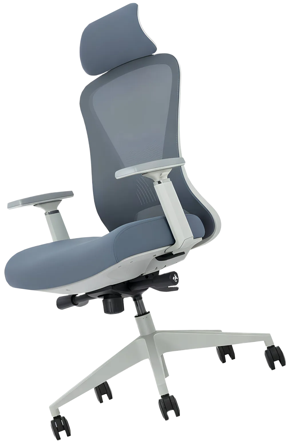 Moderne ergonomische bureaustoel met blauwe, gewatteerde zitting, mesh rugleuning, verstelbare armleuningen, hoofdsteun en wit onderstel met wielen.
