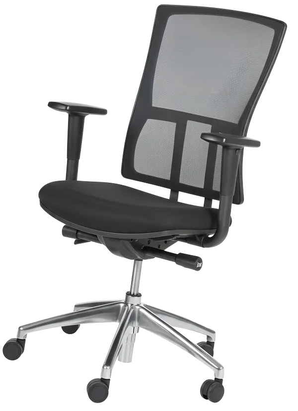Zwarte ergonomische bureaustoel met een mesh rugleuning, verstelbare armleuningen en vijf zwenkwielen op een metalen onderstel.
