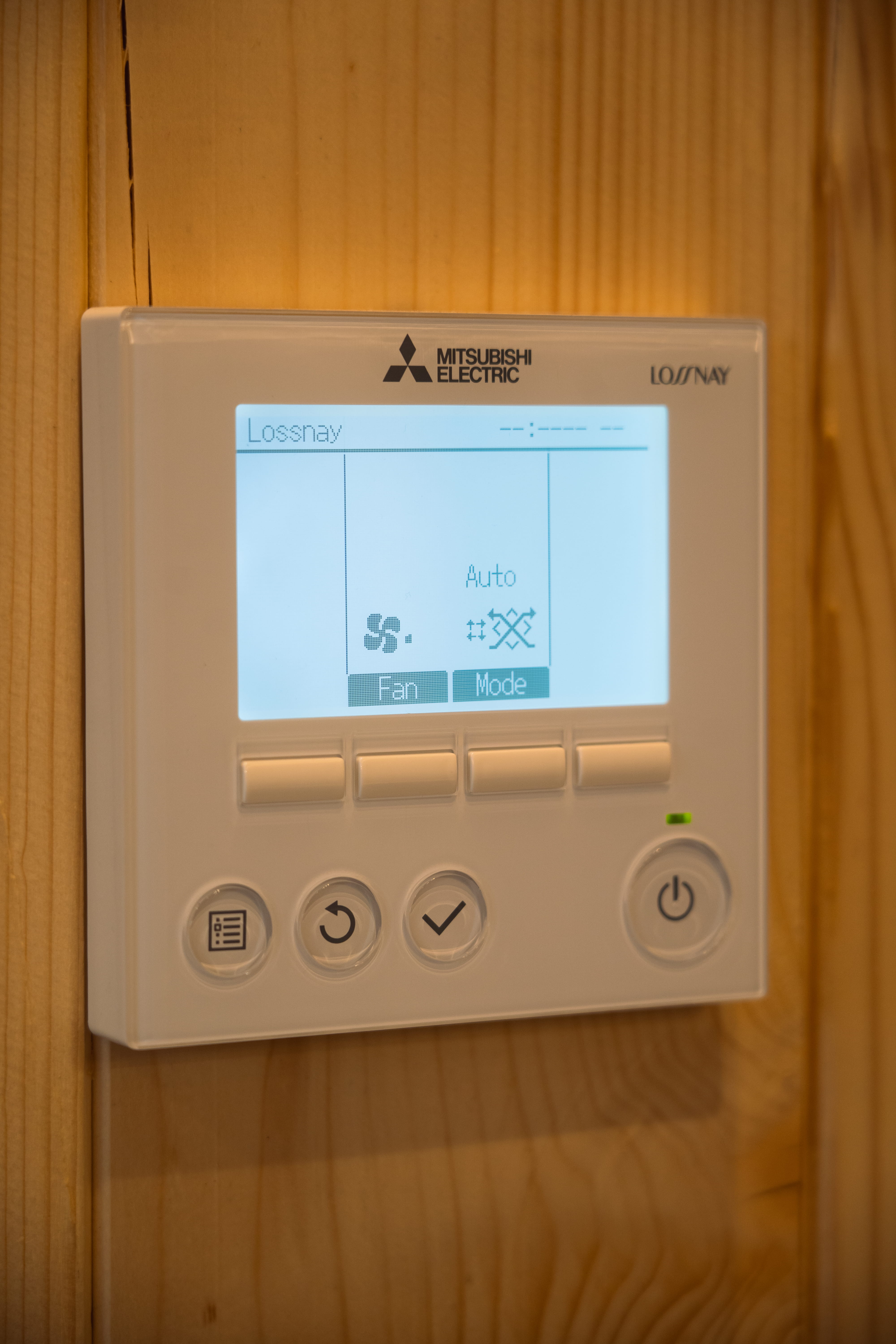 Панел за управление Mitsubishi Electric Lossnay с дисплей показващ режим Auto и вентилатор.