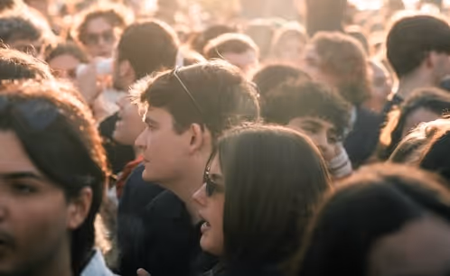 crowd image illustrating clarity during shifting conversation dynamics.