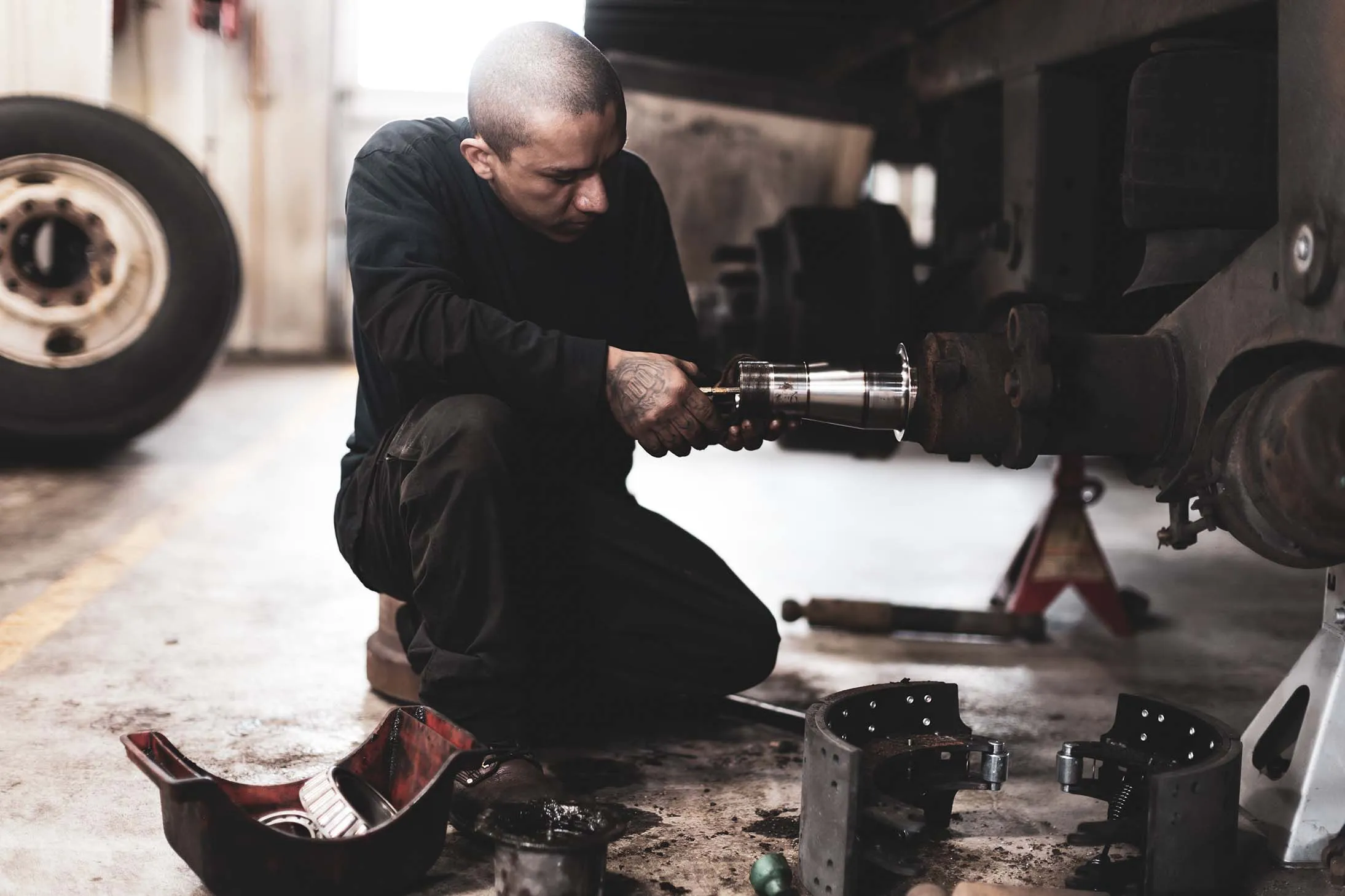 Diesel mechanic providing truck preventive maintenance in Richmond, VA