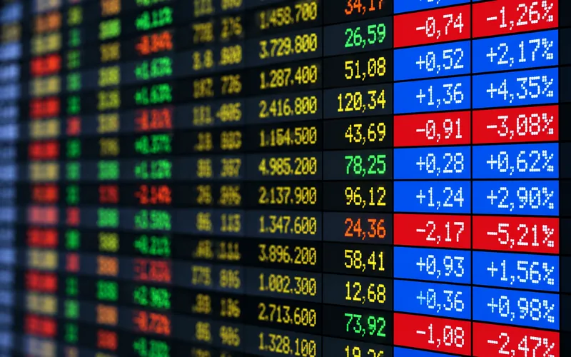 Finanzmarktanalyse mit Diagrammen auf mehreren Bildschirmen