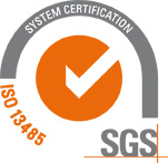 Símbolo de certificación del sistema SGS ISO 13485 con marca de verificación blanca dentro de un círculo naranja y texto gris y naranja.