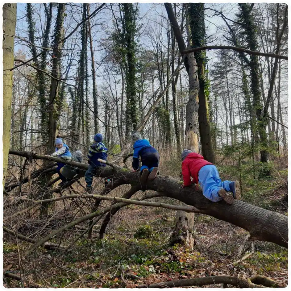Otroci med igro zunaj.