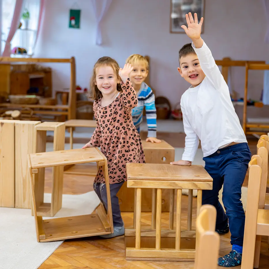 Otroci mahajo v pozdrav.