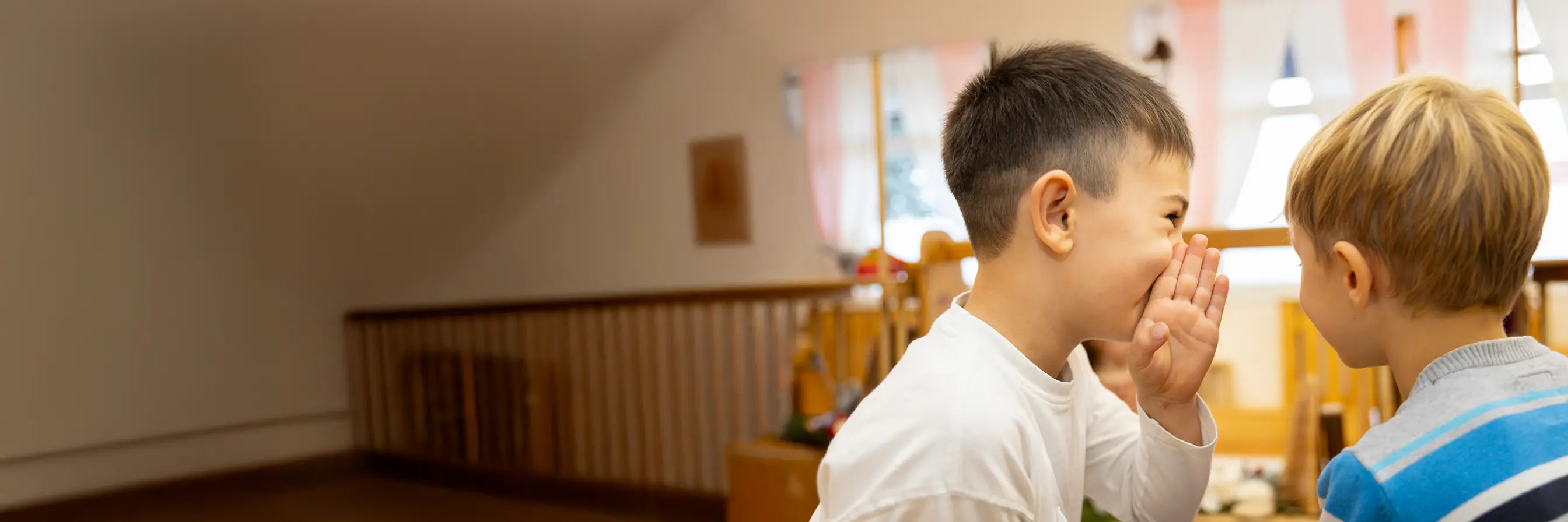 Dečka med šepetanjem na uho.