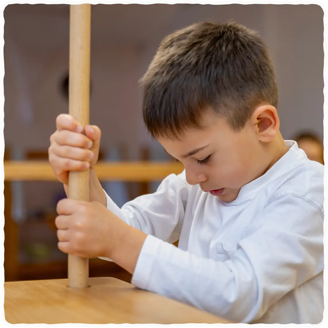 Deček ob rokodelski dejavnosti.