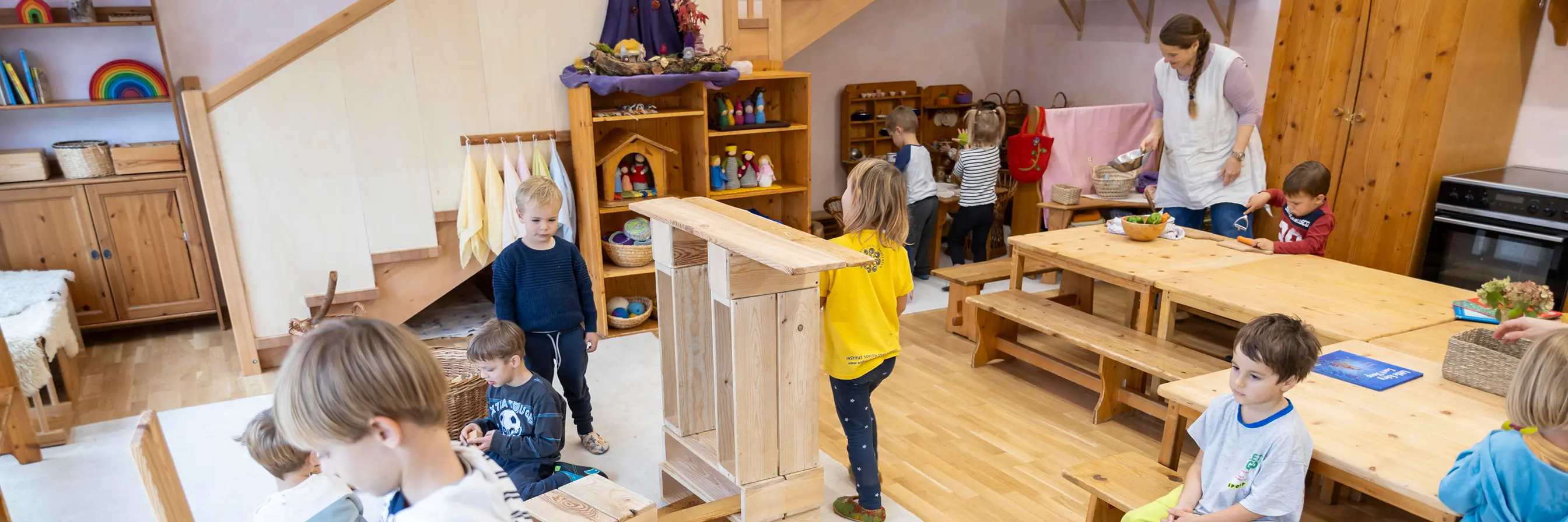 Otroci med aktivnostmi v vrtcu.