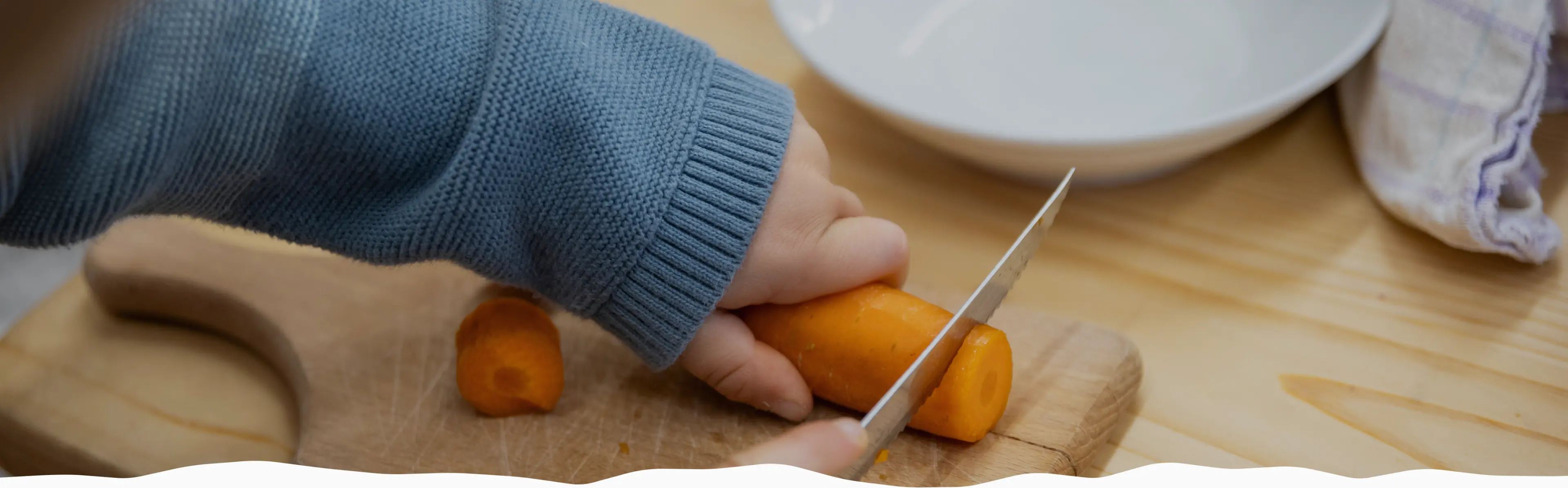 Otrok pri pripravi hrane.