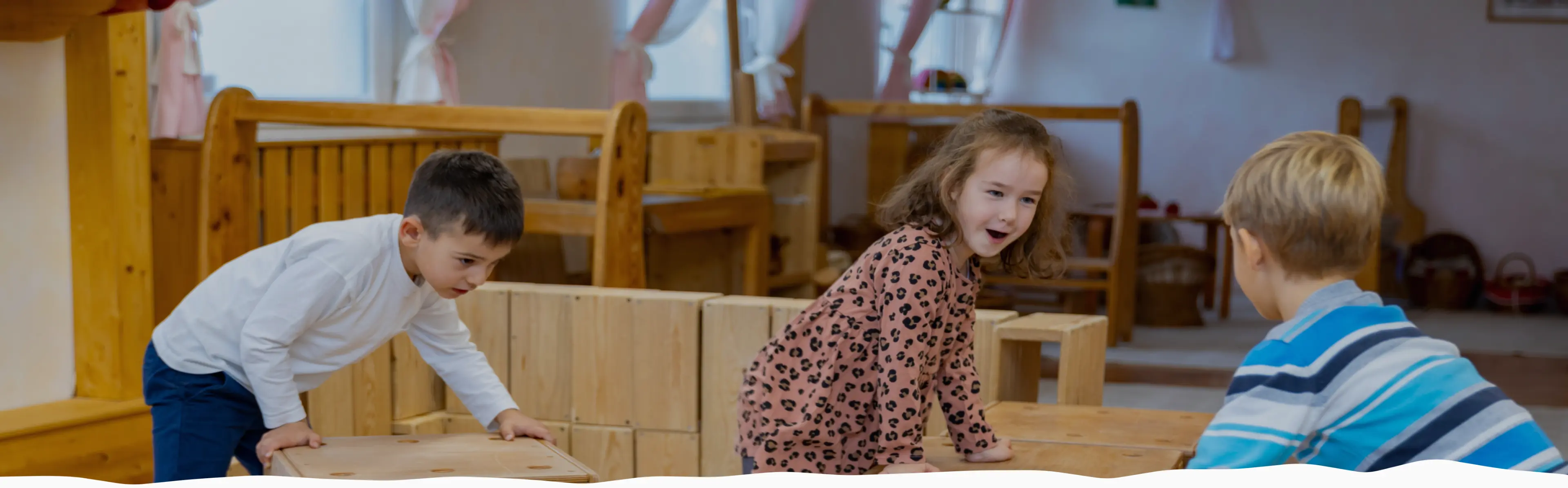 Otroci, ki pospravljajo igralnico.